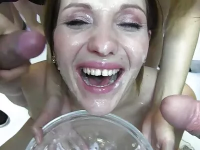 ಪುಟಾಣಿ ಹೊಂಬಣ್ಣದ ಕೋಳಿ ಒಂದೇ ಹಾಸಿಗೆಯ ಮೇಲೆ ಹೀರುತ್ತಿದೆ