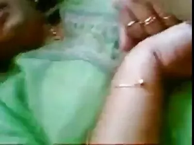 ಬಿಕಿನಿಯಲ್ಲಿ ಹೀರುವ ಪತ್ನಿ