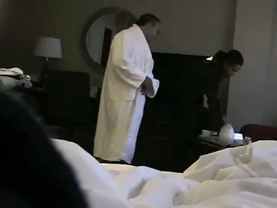 ಪಟ್ಟೆ ಸಾಕ್ಸ್‌ಗಳಲ್ಲಿ ಹೊಂಬಣ್ಣದ ಹೊಟ್ಟಿ ತನ್ನ ಮನುಷ್ಯನಿಗೆ ಕೆಲಸ ಮಾಡುತ್ತದೆ