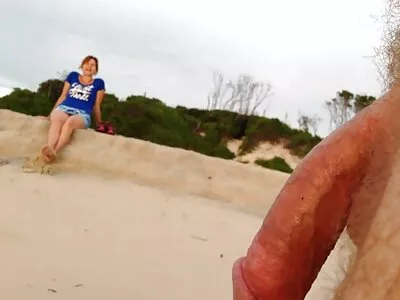 ಶ್ಯಾಮಲೆ ಹುಡುಗಿ ತನ್ನ ಮೃದುವಾದ ತುಟಿಗಳನ್ನು ಬಳಸುತ್ತಿದ್ದಾಳೆ