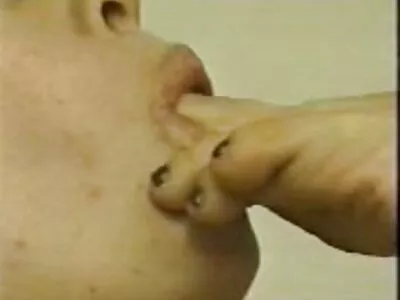 ಎರಡು ಟ್ಯಾಟೂ ಹಾಕಿದ ವೆಬ್‌ಕ್ಯಾಮ್ ಮಾದರಿಗಳು ಅವನ ಹುಂಜವನ್ನು ಪ್ರೀತಿಸುತ್ತವೆ