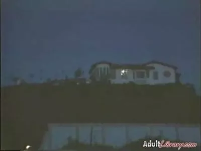 ಶ್ಯಾಮಲೆ ಚೆಂಡುಗಳು ಮತ್ತು ಗುದವನ್ನು ನೆಕ್ಕುತ್ತದೆ