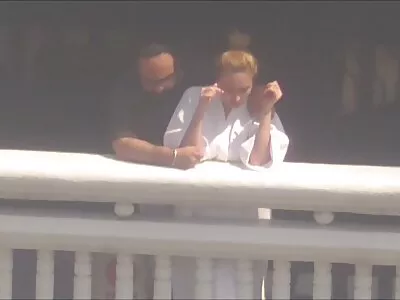 ಕ್ರೀಮಿ ಚಿಕ್ ಮಜಾ ಮಾಡಲು ಡಿಲ್ಡೋ ಮೇಲೆ ಕೂರುತ್ತದೆ