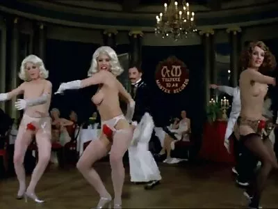 ಮಧ್ಯಮ ನೈಸರ್ಗಿಕ ಚೇಕಡಿ ಹಕ್ಕಿಗಳು ಹುಂಜವನ್ನು ಹೀರುತ್ತವೆ ಮತ್ತು ದೇಹದ ಮೇಲೆ ಭಾರವನ್ನು ಪಡೆಯುತ್ತವೆ