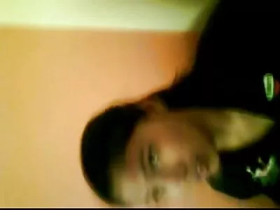 ರಾವೆನ್ ಕೂದಲಿನ ಹುಡುಗಿ ಫಕಿಂಗ್ ಮಾಡುತ್ತಿದ್ದಾಳೆ