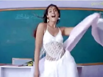 ಸಿಹಿ ಹೊಂಬಣ್ಣದ ದೇವದೂತನಿಗೆ ಆತನ ಡಿಕ್ ಅಗತ್ಯವಿದೆ