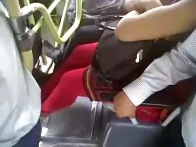 ಕಪ್ಪು ವ್ಯಕ್ತಿ ಬಿಬಿಡಬ್ಲ್ಯೂ ತರುಣಿಯನ್ನು ಹೊಡೆಯುತ್ತಿದ್ದಾನೆ