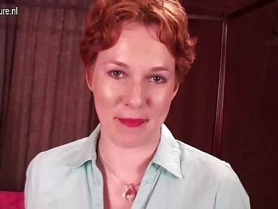 ರುಚಿಯಾದ ಹೊಂಬಣ್ಣವನ್ನು ನೆಕ್ಕಲಾಗುತ್ತದೆ ಮತ್ತು ಮುಟ್ಟುತ್ತದೆ