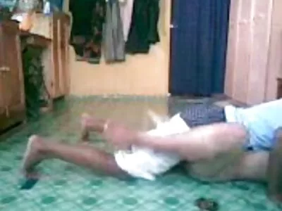 ಸಣ್ಣ ಚೇಕಡಿ ಹಕ್ಕಿಯೊಂದಿಗೆ ಕುರುಡನ ಹದಿಹರೆಯದವರು ಲೈಂಗಿಕ ಸಂಬಂಧ ಹೊಂದಿದ್ದಾರೆ