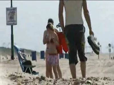 ಹದಿಹರೆಯದ ಮರಿ ಕಾರಿನಲ್ಲಿ ಕೋಳಿಯನ್ನು ಹೀರುತ್ತದೆ