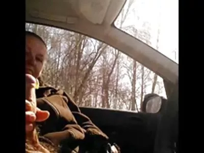 ಶ್ಯಾಮಲೆ ಹುಂಜವನ್ನು ಹೀರುತ್ತದೆ ಮತ್ತು ಹುಂಜದ ಮೇಲೆ ಚಲಿಸುತ್ತದೆ