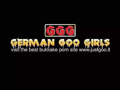 ಸ್ಕಂಕಿ ಹೊಂಬಣ್ಣದ ಹೆಂಡತಿ ಹಬ್ಬಿಯಿಂದ ದೊಡ್ಡ ಮುಖವನ್ನು ಪಡೆಯುತ್ತಾಳೆ