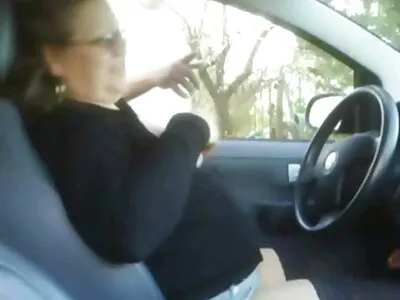 ನಾಚಿಕೆಯ ಹದಿಹರೆಯದವರು ಅವಳ ಮೊದಲ ಹುಂಜವನ್ನು ಸವಾರಿ ಮಾಡುತ್ತಾರೆ ಮತ್ತು ಕ್ರೀಮ್ಡ್ ಮಾಡುತ್ತಾರೆ