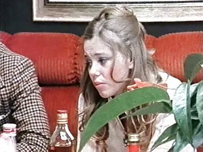 ಪ್ರೌure ಹುಂಜವನ್ನು ಹೀರುವ ಪಾಯಿಂಟಿ ಟಿಟ್‌ಗಳೊಂದಿಗೆ ಪುಟಾಣಿ ಏಷ್ಯನ್ ಮರಿ