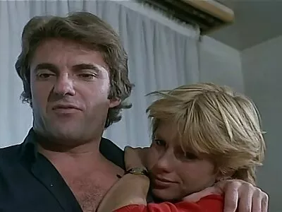 ಕಾಕ್ ಮೇಲೆ ಎಲಾಸ್ಟಿಕ್ ಲೂಟಿ ಚಲಿಸುವ ಹಾಟ್ ಹುಡುಗಿ