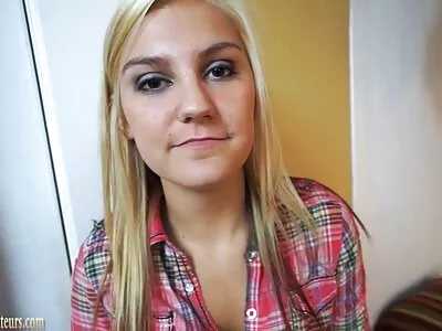 ಮನೆಯಲ್ಲಿ ತನ್ನೊಂದಿಗೆ ಆಟವಾಡುತ್ತಾಳೆ