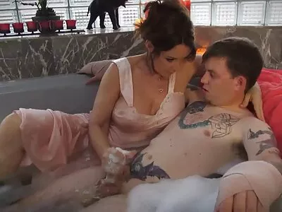 ಒಂದು ಜೋಡಿ ಮರಿಗಳು ಫಕಿಂಗ್ ಮಾಡುತ್ತಿದೆ