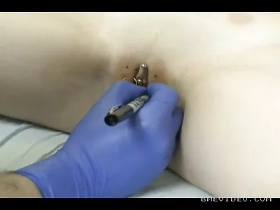 ಅವಳು ನನ್ನ ಅಸಹ್ಯವಾದ ಕೋಳಿಯನ್ನು ಎಲ್ಲಾ ರಂಧ್ರಗಳಲ್ಲಿ ಅಂಟಿಸುತ್ತಾಳೆ