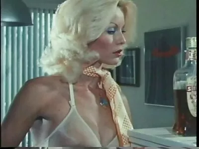 ಚಿಕ್ಕ ಹುಡುಗಿ ಮೊಟ್ಟಮೊದಲ ಬಾರಿಗೆ ಕೋಳಿಯನ್ನು ಹೀರುತ್ತಾಳೆ