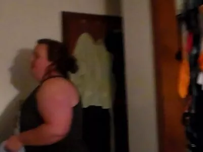 ಬಿಗಿಯಾದ ಟ್ಯಾನೆಡ್ ಬೇಬ್ ಗಟ್ಟಿಯಾಗಿ ಹಿಂದಿನಿಂದ ಸಿಕ್ಕಿತು