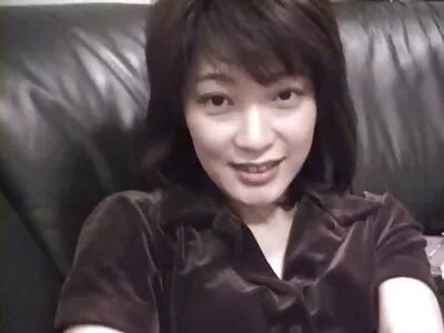 ಹವ್ಯಾಸಿ ಶ್ಯಾಮಲೆ ಅವಳ ಕತ್ತೆ ಕೊರೆಯುತ್ತದೆ