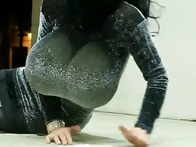 ಕಿಂಕಿ ಹುಡುಗಿ ಪಾದಗಳೊಂದಿಗೆ ಆಟವಾಡುತ್ತಿದ್ದಾಳೆ