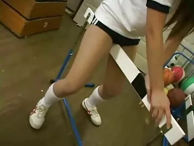 ಟಾಪ್ ಲೆಸ್ ಹಾಟೀ ಸುತ್ತಲೂ ನೃತ್ಯ ಮಾಡುತ್ತಾರೆ