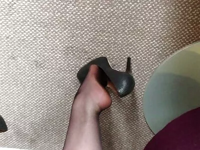 ಆಕರ್ಷಕ ಹುಡುಗಿ ನಾನು ಅವಳ ಬಾಯಲ್ಲಿ ಸೇರಿಕೊಳ್ಳುವವರೆಗೂ ಒಂದು ಹೊಡೆತದ ಕೆಲಸವನ್ನು ನೀಡುತ್ತಾಳೆ