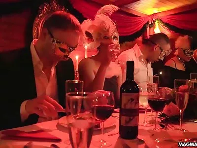 ಸುರುಳಿಯಾಕಾರದ ಮಗು ವೀರ್ಯವನ್ನು ಕುಡಿಯುತ್ತದೆ