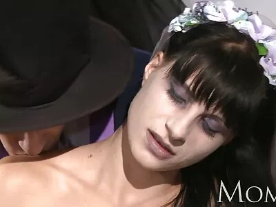 ಸುಂದರವಾದ ದೇಹ ಮತ್ತು ಸ್ಥಿತಿಸ್ಥಾಪಕ ಕತ್ತೆ ಹೊಂದಿರುವ ಹುಡುಗಿ ಗಟ್ಟಿಯಾದ ಫಕ್ ಪಡೆಯುತ್ತಾಳೆ