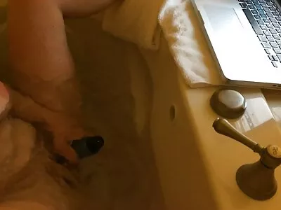 ಏಷ್ಯಾದ ವೇಶ್ಯೆಯನ್ನು ಫಕ್ ಮಾಡಿ ಮತ್ತು ಅವಳಿಗೆ ಕ್ರೀಂಪಿಯನ್ನು ನೀಡಿ